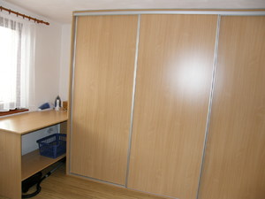 1493307252-Skříň, stůl.jpg